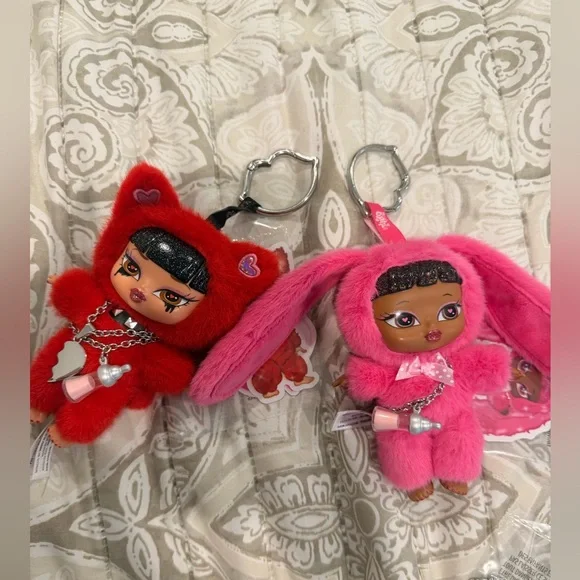 Bratz Doll Set in Pink Packaging - Picture 2 of 2